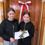 Uczennice prezentują swoją pracę