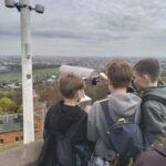Chłopcy podziwiający panoramę Krakowa z Kopca Kościuszki