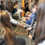 Grupa uczniów w czasie zajęć z przewodnikiem w muzeum