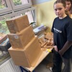 Uczennice podczas pracy nad modelem zwierzęcia