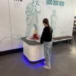 Uczennica przy stanowisku edukacyjnym