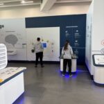 Uczniowie przy stanowisku edukacyjnym