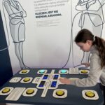 Uczeń przy stanowisku edukacyjnym