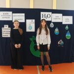 Uczennice na tle ścianki konkursowej