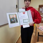 Uczennica prezentuje swoją pracę