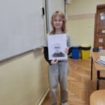 Uczennica prezentuje swoją pracę