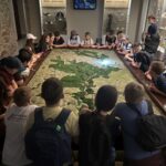 Uczniowie oglądają ekspozycję w muzeum