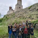 Uczniowie na tle Zamku Królewskiego w Chęcinach
