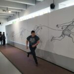 Uczniowie w czasie wykonywania eksperymentu w Centrum Nauki Leonardo da Vinci