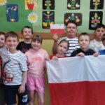 Uczniowie pozują do zdjęcia z okazji klasowego Dnia Polskiego
