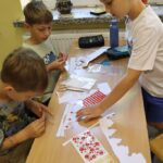 Uczniowie wykonują prace plastyczno - techniczne