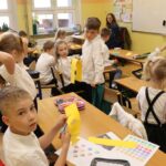 Uczniowie wykonują prace plastyczno - techniczne