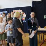 Nagrodzona uczennica odbiera nagrodę