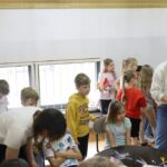 Rodzice robią warkoczyki i tatuaże