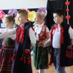 Uczniowie tańczą poloneza