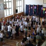 Uczniowie przekazują rodzicom prezenty
