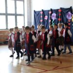 Uczniowie tańczą poloneza