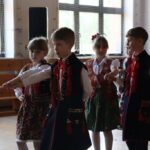 Uczniowie w strojach krakowskich