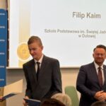 Uczeń odbiera stypendium