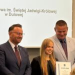 Uczennica odbierająca stypendium