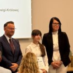 Uczennica odbierająca stypendium