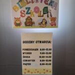 Plakaty na drzwiach