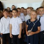 Uczniowie w sali gimnastycznej