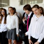 Uczniowie w sali gimnastycznej