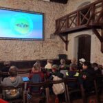Uczniowie podczas oglądania filmu 3d.