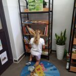 Uczennica w bibliotece szkolnej